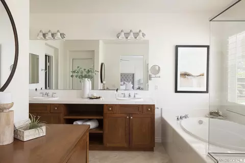 Bath - 10594 Aspen Gln, Escondido, CA 92026 photo 1 of 4