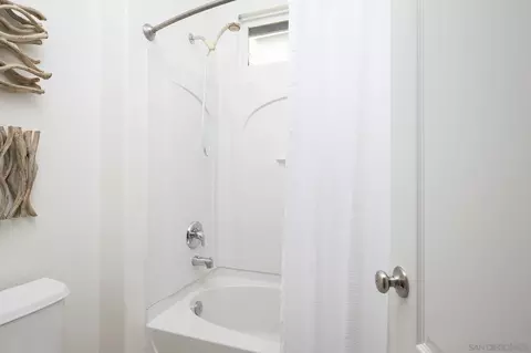 Bath - 10594 Aspen Gln, Escondido, CA 92026 photo 4 of 4