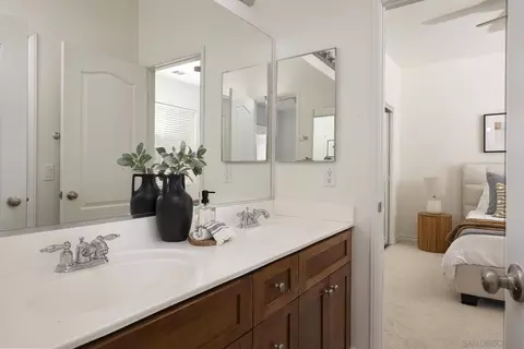 Bath - 10594 Aspen Gln, Escondido, CA 92026 photo 3 of 4