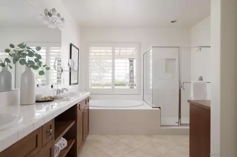 Bath - 10594 Aspen Gln, Escondido, CA 92026 photo 2 of 4