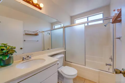 Bath - 437 Blueridge Pl, Escondido, CA 92026 photo 1 of 2
