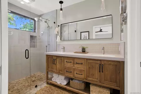 Bath - 2725 Greenock Ct, Carlsbad, CA 92010 photo 2 of 4