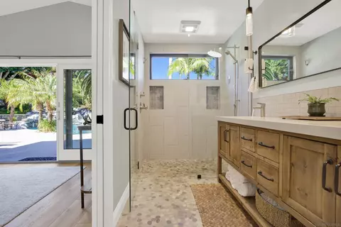 Bath - 2725 Greenock Ct, Carlsbad, CA 92010 photo 3 of 4