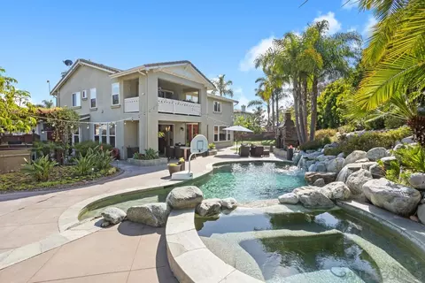 Exterior - 751 W Bluff Dr, Encinitas, CA 92024 photo 7 of 9