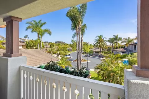 Exterior - 751 W Bluff Dr, Encinitas, CA 92024 photo 4 of 9