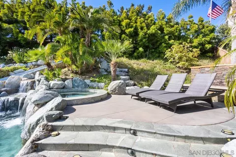 Exterior - 751 W Bluff Dr, Encinitas, CA 92024 photo 6 of 9