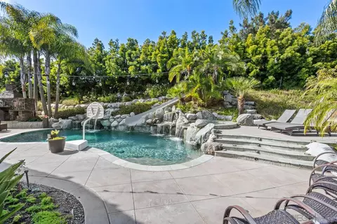 Exterior - 751 W Bluff Dr, Encinitas, CA 92024 photo 5 of 9