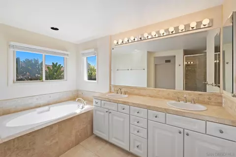 Bath - 1385 Caminito Floreo, La Jolla, CA 92037 photo 1 of 2