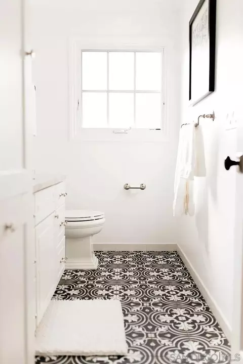 Bath - 1401 8th St, Coronado, CA 92118 photo 3 of 4