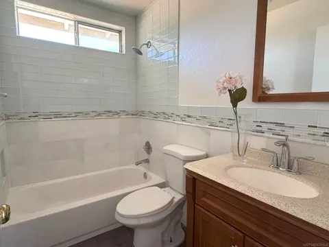 Bath - 39559 Sarah Dr, Temecula, CA 92591 photo 4 of 6