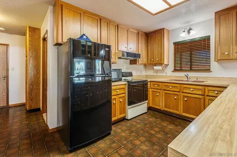 Kitchen - 24010 Del Amo Pl, Ramona, CA 92065 photo 3 of 4