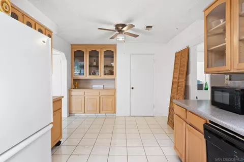 Kitchen - 1461 Olive Ave, Vista, CA 92083 photo 3 of 4