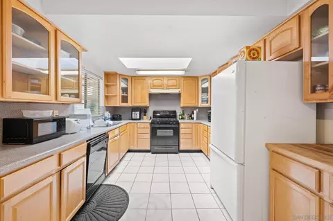 Kitchen - 1461 Olive Ave, Vista, CA 92083 photo 4 of 4