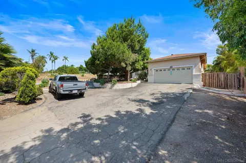 Exterior - 1461 Olive Ave, Vista, CA 92083 photo 4 of 7
