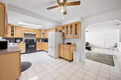 Kitchen - 1461 Olive Ave, Vista, CA 92083 photo 2 of 4