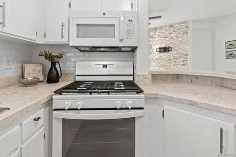 Kitchen - 12069 Lemon Crest Dr, Lakeside, CA 92040 photo 2 of 2