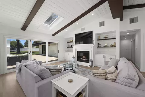 Living - 13367 Calle Colina, Poway, CA 92064 photo 2 of 5