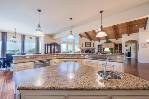 Kitchen - 3330 Brooke Hollow Rd, Fallbrook, CA 92028 photo 3 of 7