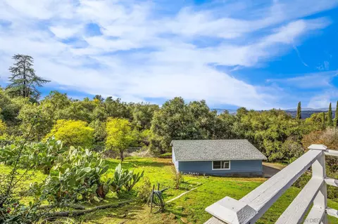 Exterior - 2113 Fallen Leaf Ln, Fallbrook, CA 92028 photo 4 of 8