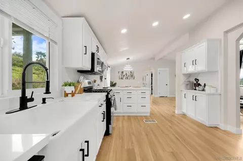Kitchen - 2113 Fallen Leaf Ln, Fallbrook, CA 92028 photo 2 of 8