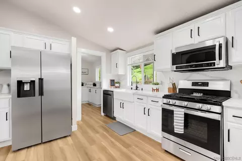 Kitchen - 2113 Fallen Leaf Ln, Fallbrook, CA 92028 photo 5 of 8