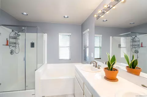 Bath - 3407 Lake Shore Ave, Fallbrook, CA 92028 photo 2 of 4