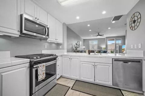 Kitchen - 10239 Daybreak Ln UNIT 2, Santee, CA 92071 photo 2 of 3