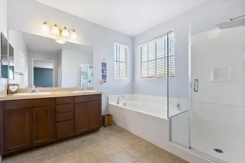 Bath - 32698 Ritter Ct, Temecula, CA 92592 photo 2 of 4