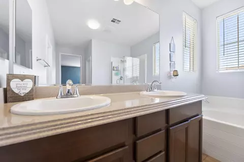 Bath - 32698 Ritter Ct, Temecula, CA 92592 photo 3 of 4