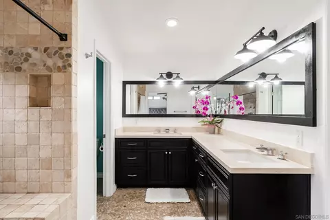 Bath - 2633 Summitview Ln, Spring Valley, CA 91977 photo 1 of 3