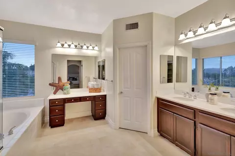 Bath - 2329 Masters Rd, Carlsbad, CA 92008 photo 2 of 4