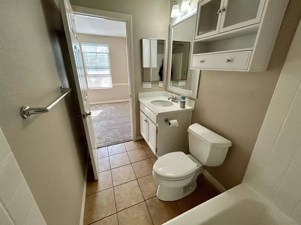 Bath - 2509 Escala Cir, San Diego, CA 92108 photo 2 of 5