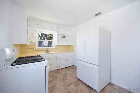 Kitchen - 491 E Kimball Ave, Hemet, CA 92543 photo 9 of 10