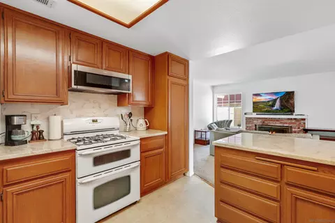 Kitchen - 668 Thunderbird Dr, Oceanside, CA 92057 photo 4 of 4