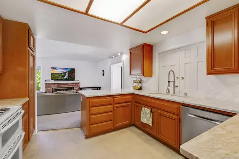 Kitchen - 668 Thunderbird Dr, Oceanside, CA 92057 photo 3 of 4