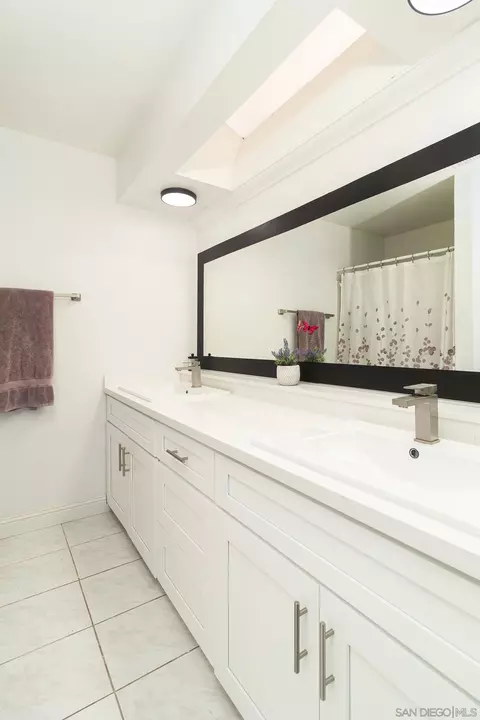 Bath - 2002 Teak St, Perris, CA 92570 photo 1 of 2