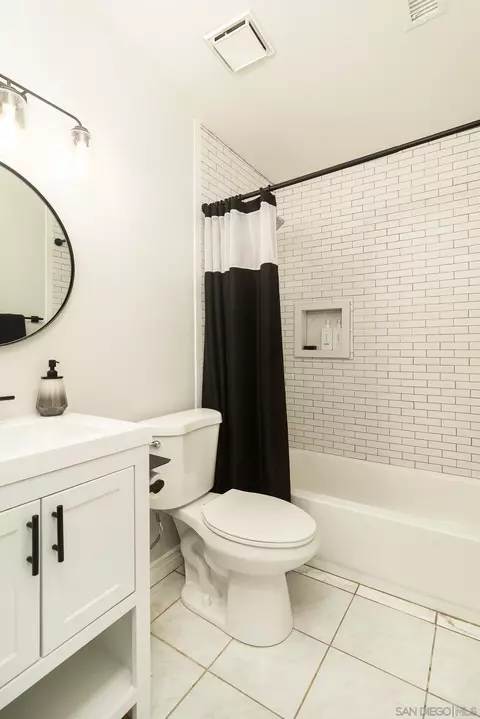 Bath - 2002 Teak St, Perris, CA 92570 photo 2 of 2