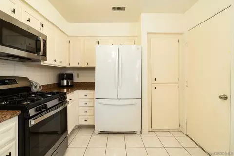 Kitchen - 2002 Teak St, Perris, CA 92570 photo 1 of 3