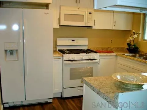 Kitchen - 2009 Via Esmarca, Oceanside, CA 92054 photo 3 of 4