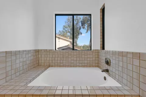 Bath - 12882 Shadowline St, Poway, CA 92064 photo 2 of 5