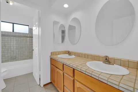 Bath - 12882 Shadowline St, Poway, CA 92064 photo 4 of 5