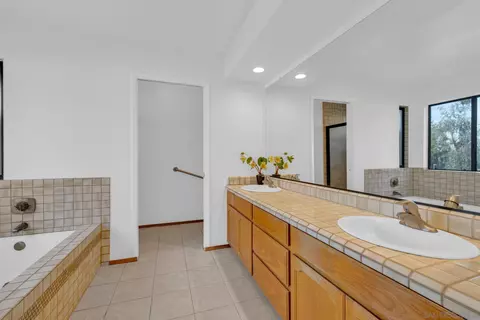 Bath - 12882 Shadowline St, Poway, CA 92064 photo 1 of 5
