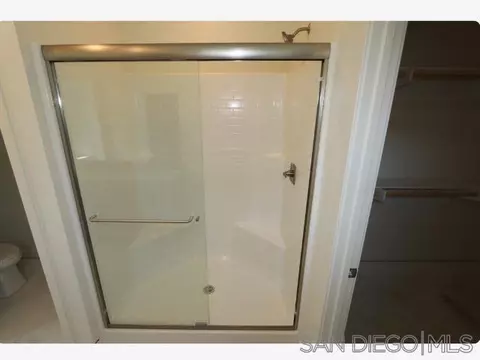 Bath - 549 Meadowood St #302, Fallbrook, CA 92028 photo 2 of 5