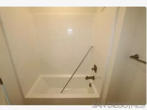 Bath - 549 Meadowood St #302, Fallbrook, CA 92028 photo 4 of 5