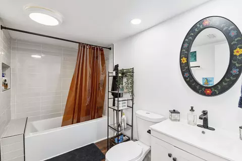 Bath - 1464 Gary Ln, Escondido, CA 92026 photo 1 of 3