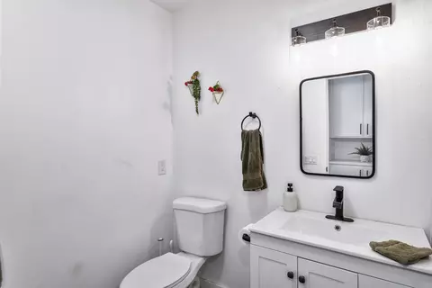 Bath - 1464 Gary Ln, Escondido, CA 92026 photo 3 of 3