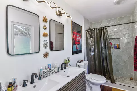 Bath - 1464 Gary Ln, Escondido, CA 92026 photo 2 of 3