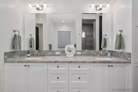 Bath - 472 Arroyo Dr, Encinitas, CA 92024 photo 2 of 6