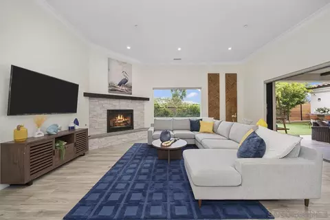 Living - 472 Arroyo Dr, Encinitas, CA 92024 photo 5 of 5