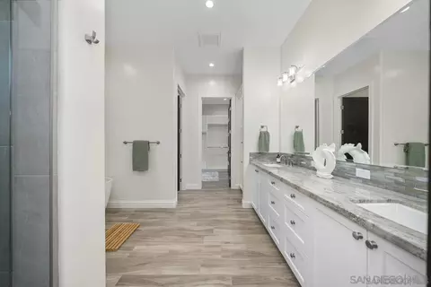Bath - 472 Arroyo Dr, Encinitas, CA 92024 photo 1 of 6